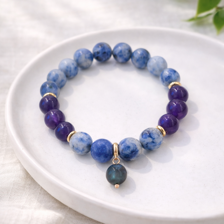 zilā sodalīta un violetta ametista rokassprādze ar apzeltītu furnitūru un labradorīta bumbiņu.